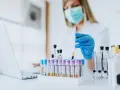 W laboratorium pracownik w maseczce i rękawiczkach pobiera próbkę krwi. Czy do laboratorium trzeba się rejestrować?