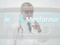 Lekarz analizuje dane na interaktywnym ekranie, gdzie widnieje nazwa "Metformin" i wskaźniki, sugerujące analizę potencjalnych metformina skutki uboczne.