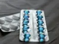 Dwa blistry leków: jeden z białymi kapsułkami, drugi z niebieskimi, które mogą być pregabalin accord.