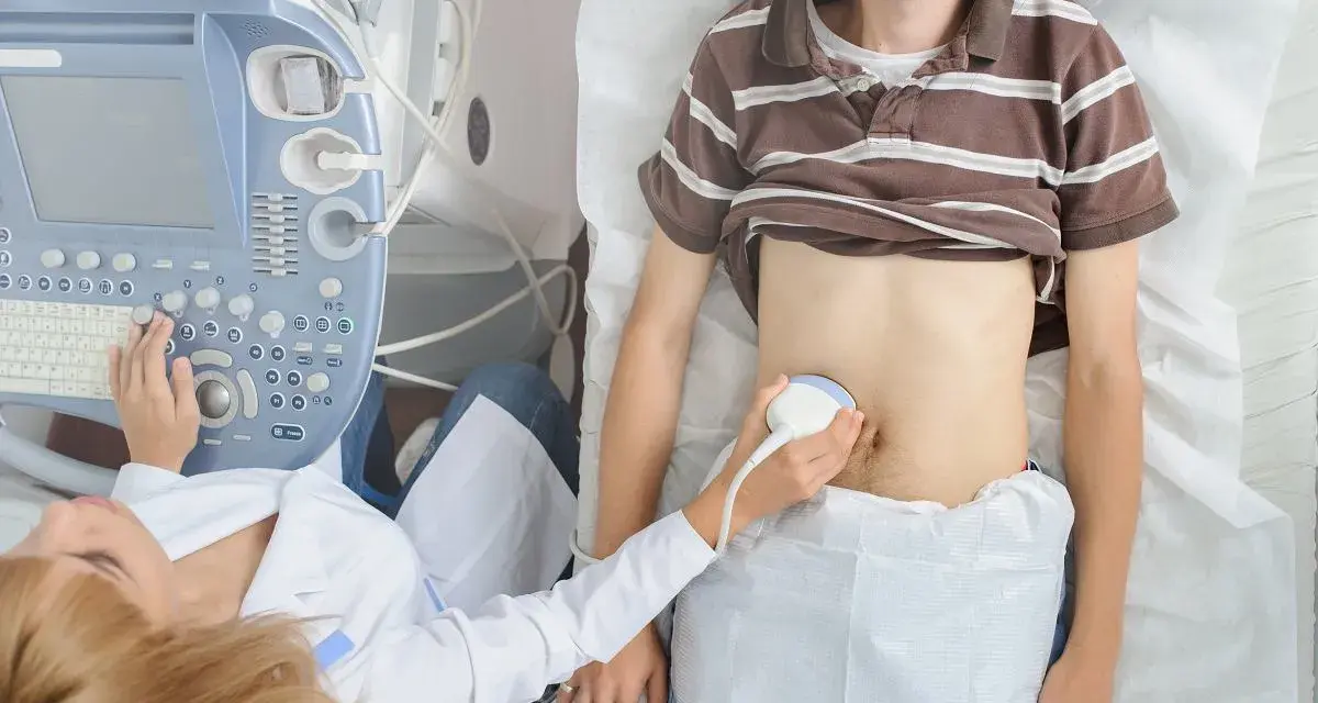 Lekarz wykonuje USG jamy brzusznej, by przeprowadzić test na zapalenie wyrostka robaczkowego.
