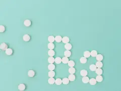 Białe tabletki ułożone w napis "B3". Witamina B3 na co pomaga? Wspiera metabolizm i zdrowie skóry.