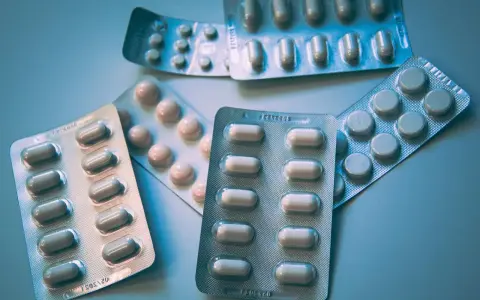 Opakowania leków na depresję. Różne rodzaje tabletek i kapsułek w blistrach, gotowe do użycia.