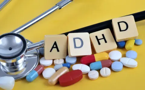 Stetoskop i tabletki symbolizujące leki na ADHD.