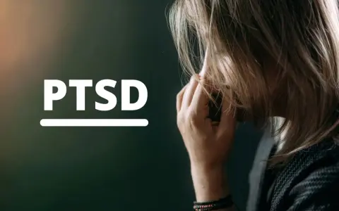 Kobieta z rękami przy twarzy, obok napis PTSD. To pytanie o to, co to jest PTSD i jak wpływa na życie.