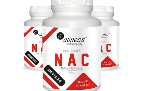 Trzy białe opakowania suplementu diety Aliness NAC (N-Acetyl-L-Cysteina) 500 mg, zawierające cysteinę.