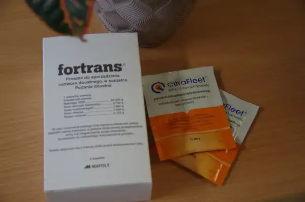 Opakowanie leku ForTrans i saszetki CitraFleet, które pomagają w przygotowaniu roztworu do stosowania doustnego.